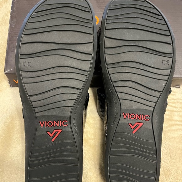 Ladies Vionic sandles - Picture 4 of 8